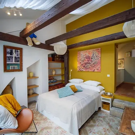 Romantic Nest Under Castle Apartment *